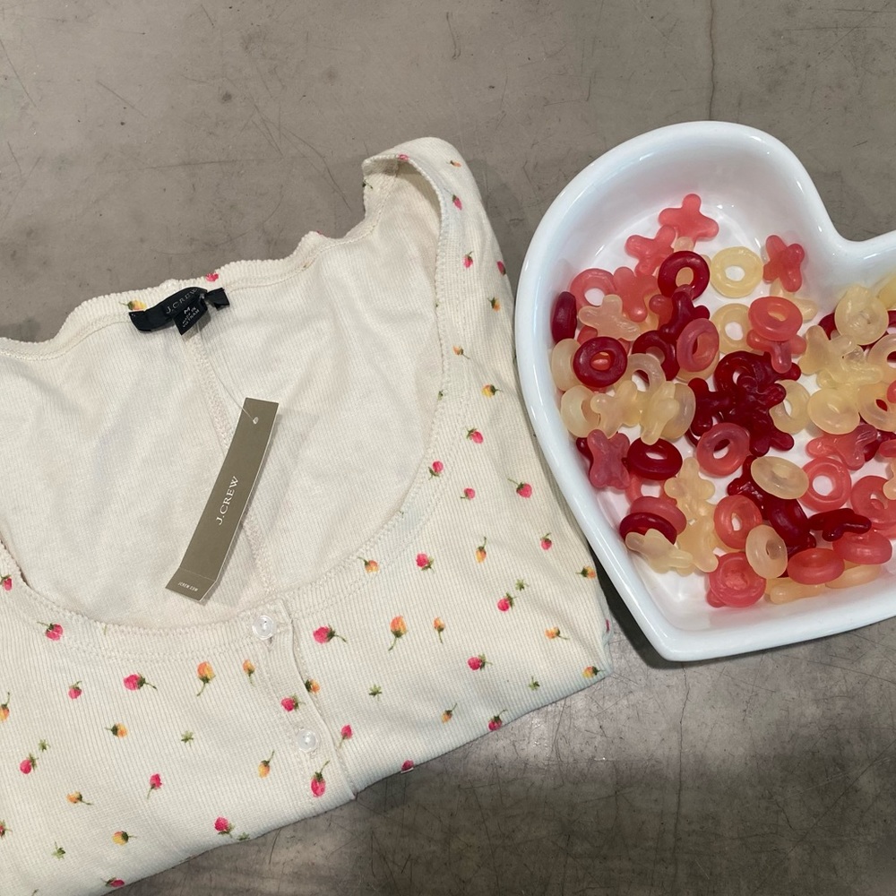 Tiny flowers on a creamy white thermal button down top by J.CREW! SO SWEET 🌷🌷
